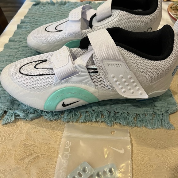 Women’s Nike cleats. Never used. Size 7. - Picture 9 of 9